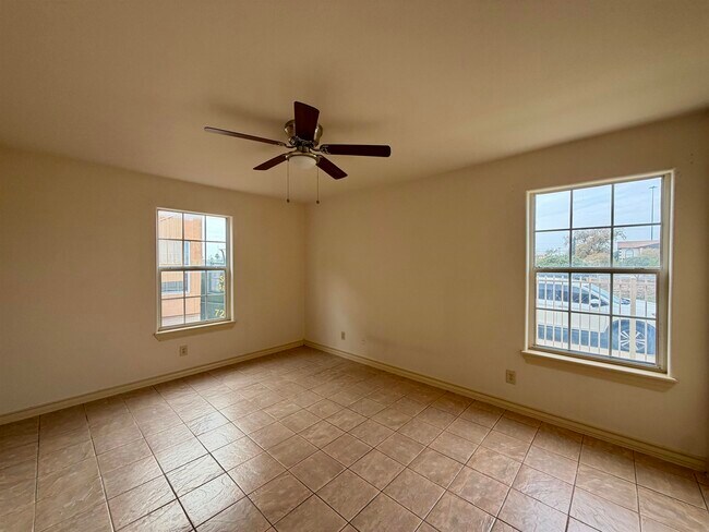 Building Photo - 419 W Eistetter St