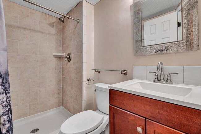 Building Photo - Spacious Roanoke County Townhouse