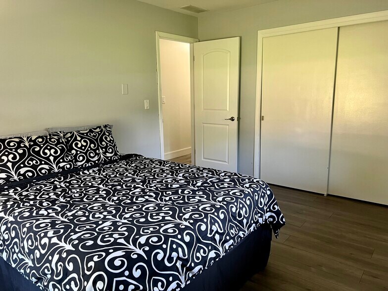 Bedeoom - 11405 Central Dr W