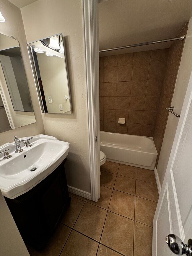 Building Photo - 2 bed 2 bath condo