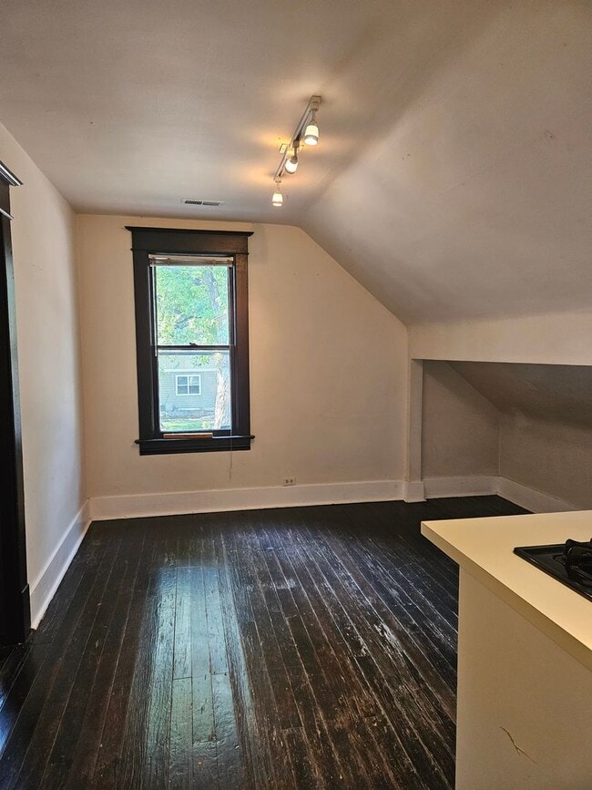 Building Photo - 318-320 W Myrtle