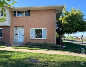 Building Photo - Spacious 2BR Townhome in Denver