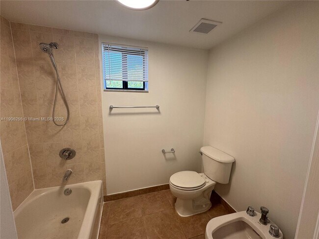 Building Photo - 9340 Fontainebleau Blvd