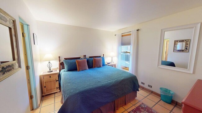 Building Photo - Charming two bedroom close to downtown. Furnished long term rental.