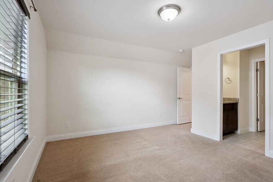Building Photo - 307 Union Pier Dr