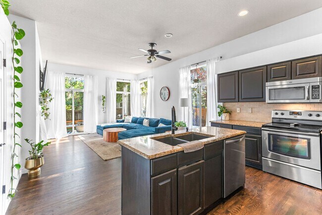 Building Photo - 5 Bedroom Available in Timber Creek