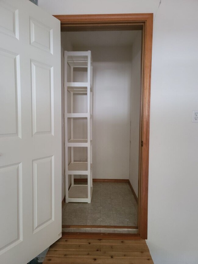 Building Photo - 2056 Doe Dr