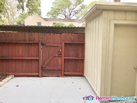 Building Photo - Gorgeous 4/3 London Townhomes community