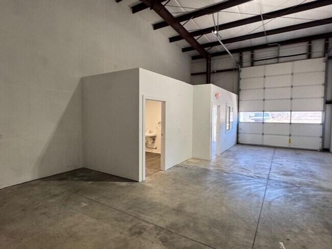 Building Photo - 967 Lawnsdale Rd