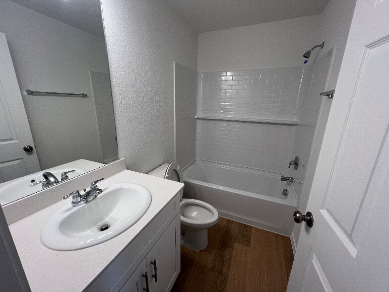 Building Photo - 16044 Isles Dr