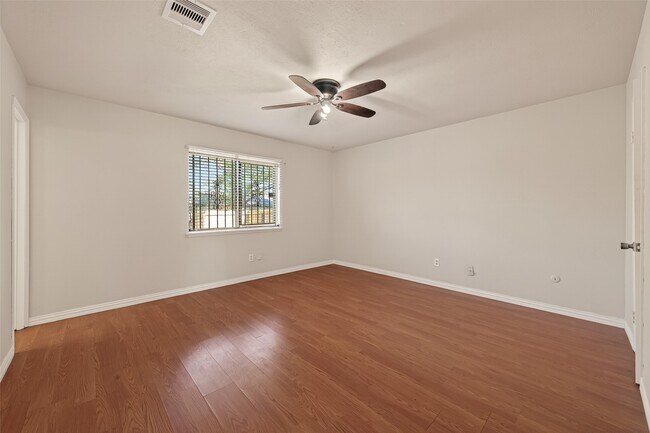 Building Photo - 6206 Homeview Dr