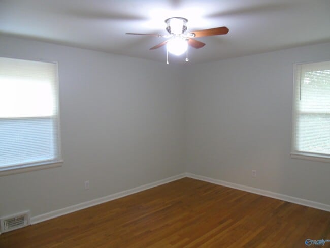 Building Photo - 704 Graycroft Dr SW