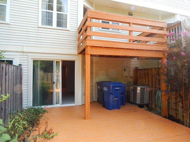 Building Photo - Cozy TH in Great Alexandria Location!