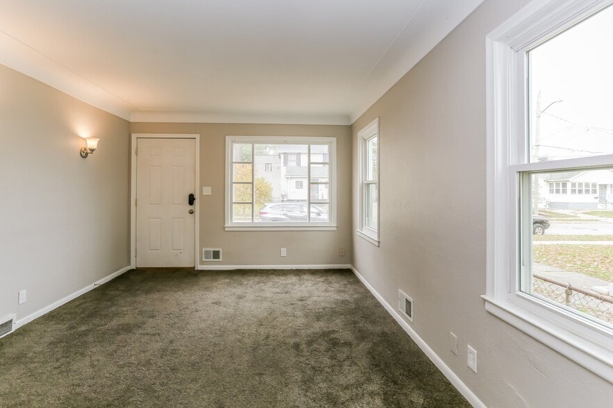 Building Photo - 1807 Giant St