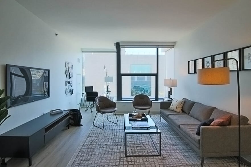 Building Photo - 848 W Van Buren St