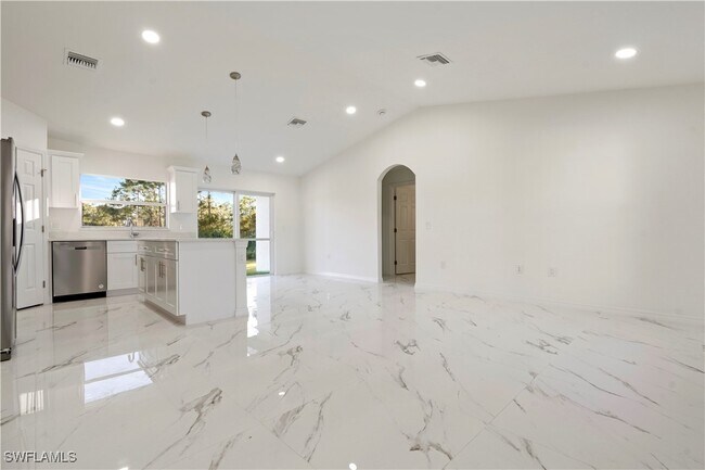 Building Photo - 732 Asher St E