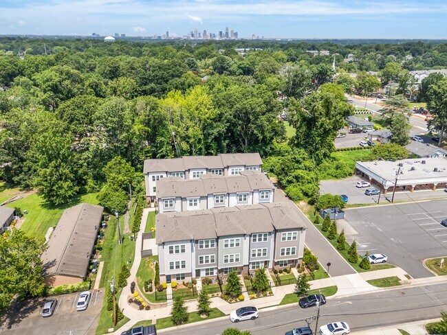 Building Photo - 3213 Zenith Ln