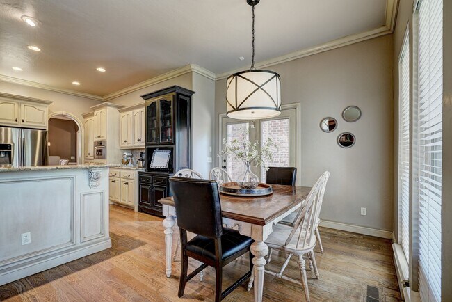 Building Photo - Luxury 5 Bedroom Home in Fairfax Estates + Safe Room + Memorial High + Easy Access to I-35