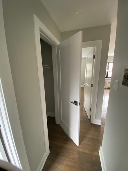 Building Photo - 551 N Sheridan Rd