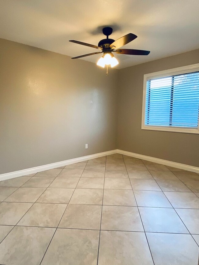 Building Photo - AVAILABLE NOW!!