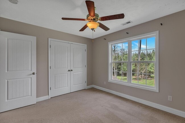 Building Photo - Large 3 bedroom with BONUS room!