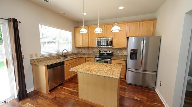 Building Photo - 7400 Lagrange Dr