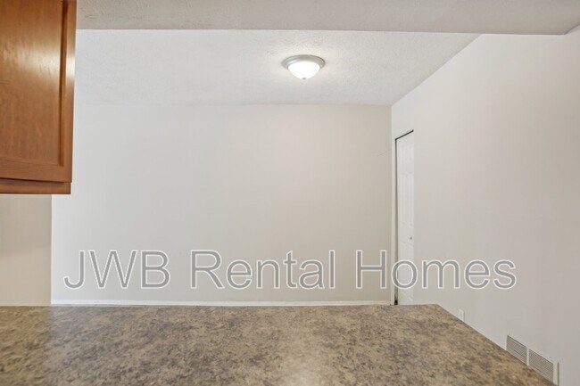 Building Photo - 909 Bert Rd