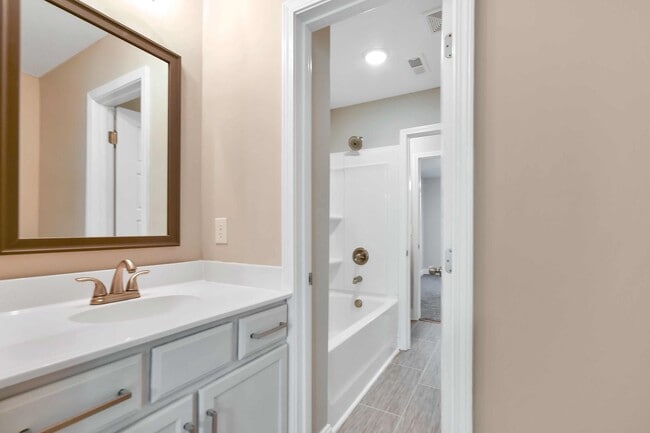 Building Photo - Two Bedroom Townhouse!