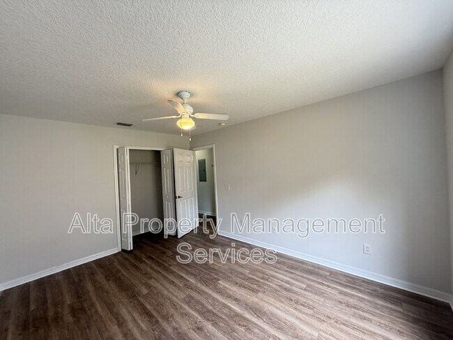 Building Photo - 324 Lena St