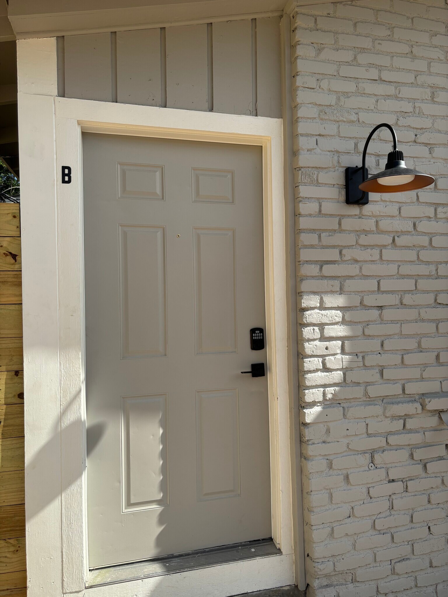Front Keyless Entry - 2805 Crest Avenue