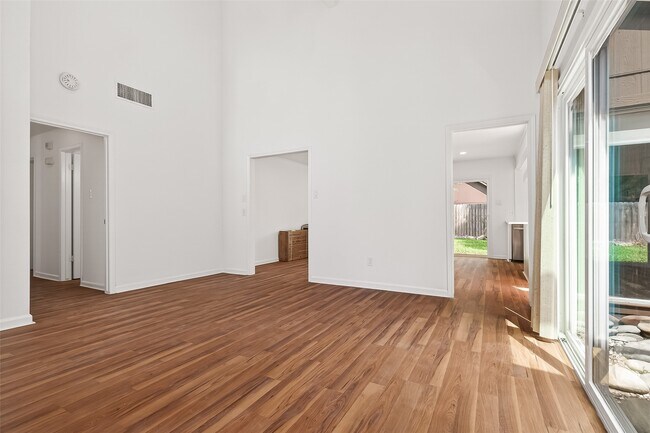 Building Photo - 15903 Hickory Knoll Dr