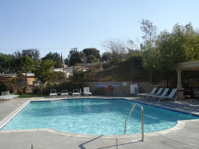 Building Photo - 4 Bedroom Home for Rent in Canyon Country!
