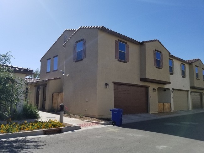 Primary Photo - AMAZING TOWNHOME IN MCQUEEN AND OCOTILLO