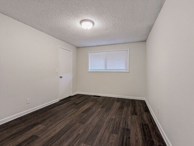 Building Photo - **Move-in Special!!!** Updated & move in ready 3 bed 2 bath rambler w/ 2 car garage!
