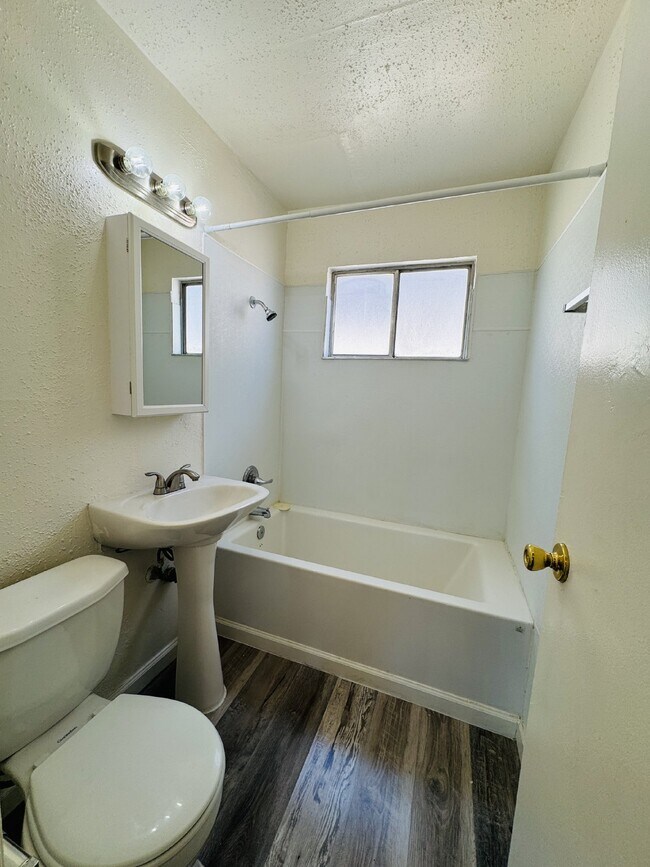 Building Photo - Conveniently Located Downstairs 2 bed, 1 b...