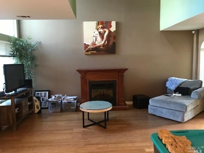 Building Photo - Gorgeous 3 bedroom 2.5 bath 2 story Townho...