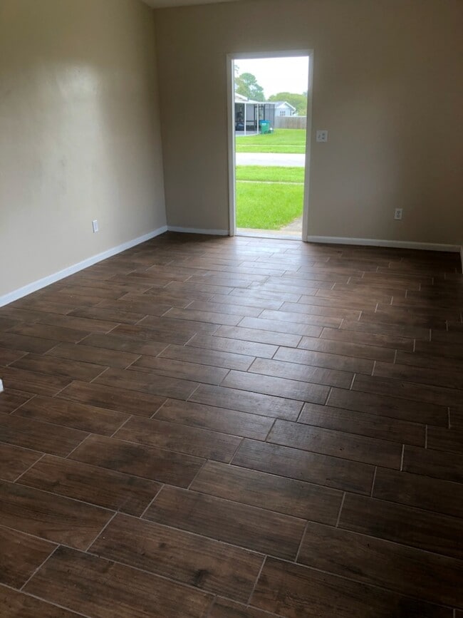 Building Photo - 2 Bed 1 Bath Home | Pet Friendly with Fenced Yard | Washer Dryer Hook Ups | Section 8 Welcome