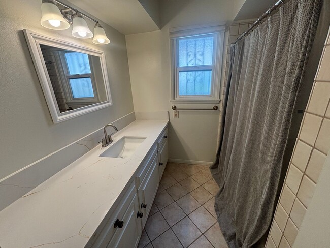 Building Photo - Single-Story 3-Bedroom Home with Covered P...