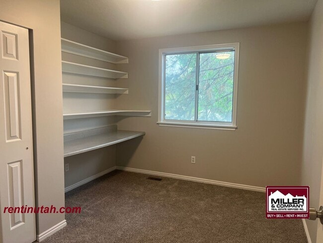 Building Photo - Beautiful newly remodeled home in Sandy Fo...