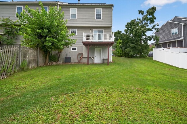Building Photo - Gorgeous Newly Renovated 3 BR, 2.5 BA Town...