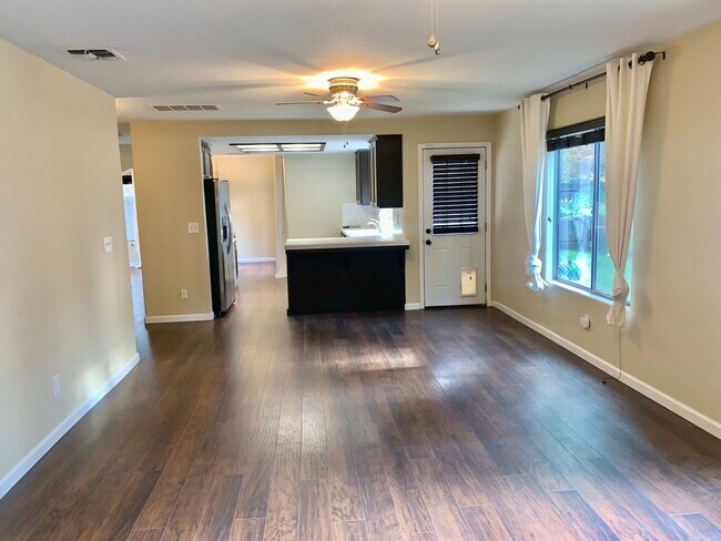Building Photo - Beautifully Updated 4/2.5 near Woodward Park