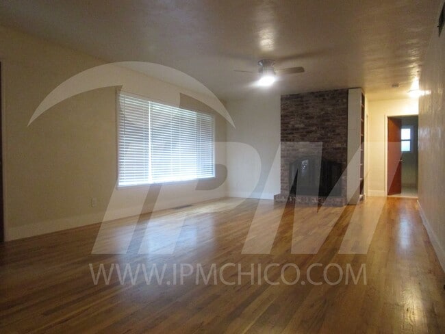 Building Photo - 3-Bed, 1.5-Bath Single-Family Home in the ...