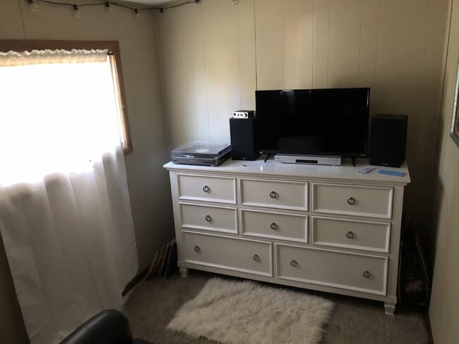 Building Photo - Available June 1st – 4 Bedroom, 1 Bathroom Single Family Home