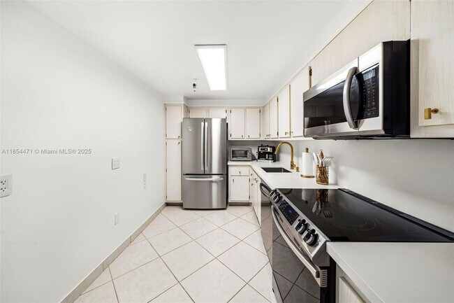 Building Photo - 20505 E Country Club Dr