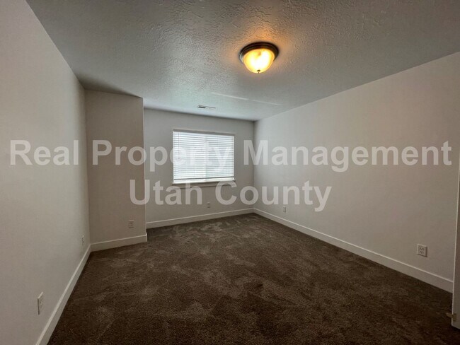 Building Photo - Cute townhome in Highland