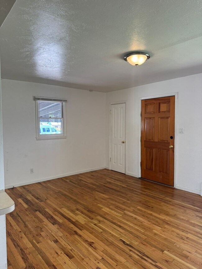 Building Photo - 3Bed 1Bath Ground Floor Unit Near Campus!!!!!