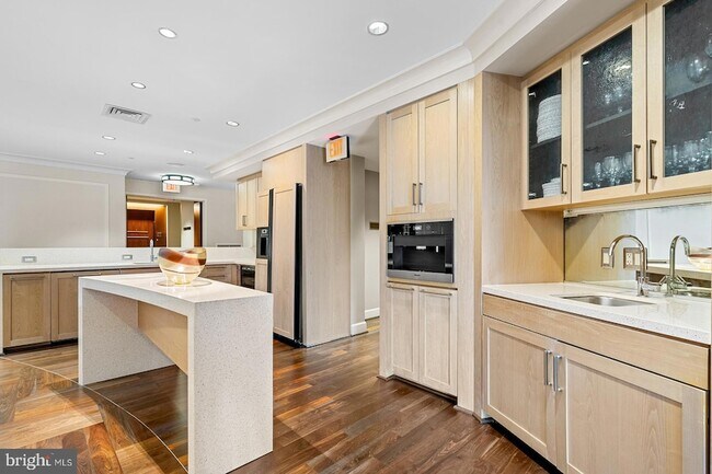 Building Photo - 7171 Woodmont Ave