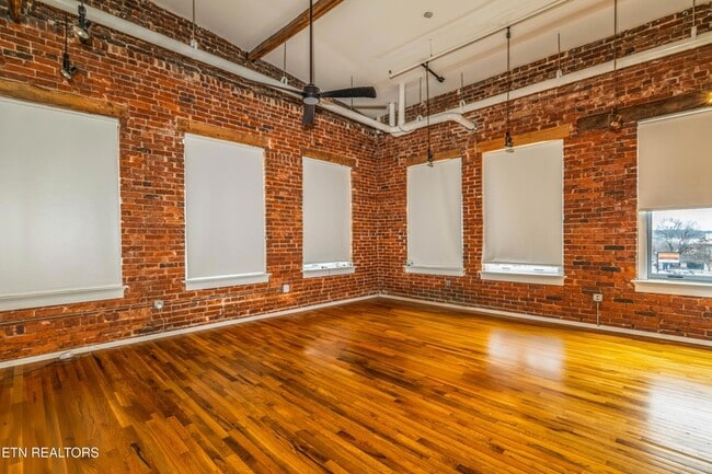 Building Photo - 400 W Church Ave