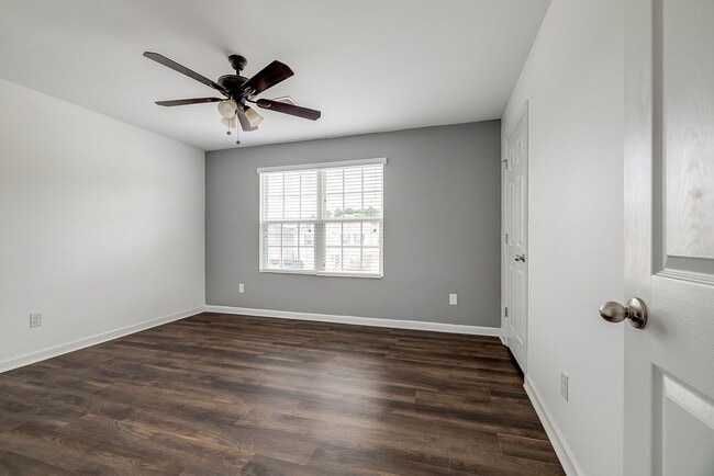 Building Photo - Spacious & Convenient