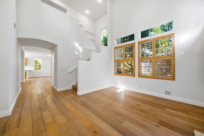 Building Photo - Beautiful 3 Bedroom 2.5 Bath Single Family...